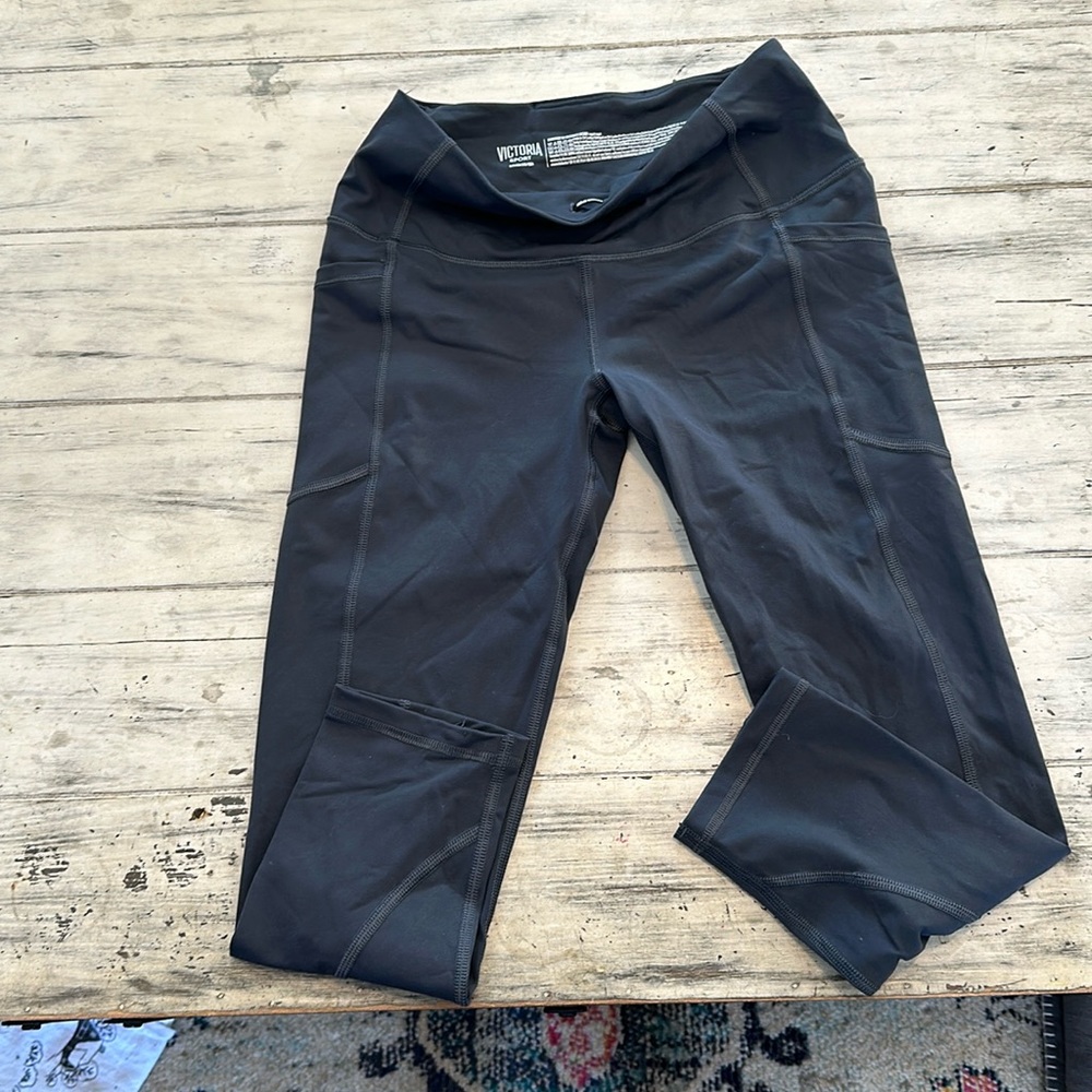 New without tags Victoria’ s Secret Knockout Capri Leggings
